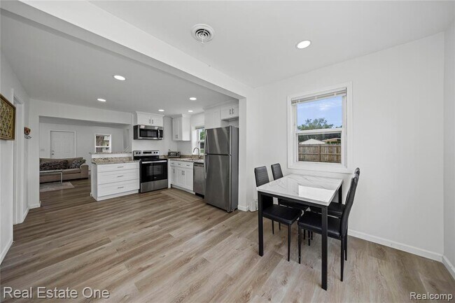 Building Photo - 3420 Fairmont Rd