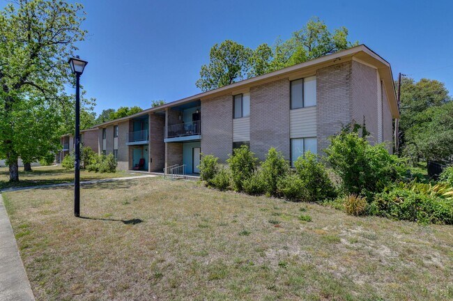 Building Photo - Walkable Downtown Lexington Condo | First-Floor 2BR in Shadow Moss