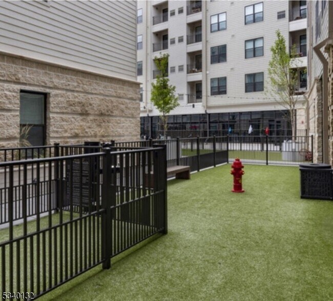 Building Photo - 100 Union St