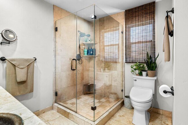 Building Photo - Stunning home located is sought after Northgate!