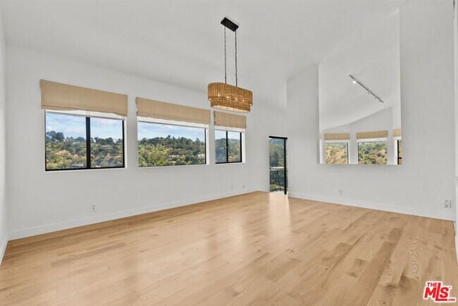 Building Photo - 3665 Alta Mesa Dr
