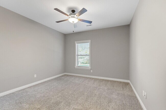 Building Photo - 1605 Labrador Dr