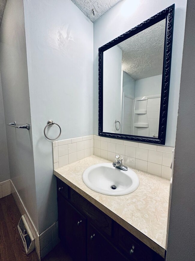 Building Photo - {1809} Spacious Duplex in Great Blue Springs Location + Finished Basement + 1 Car Garage