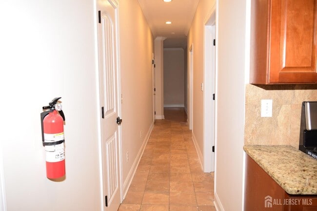 Building Photo - 472 Cliff Rd