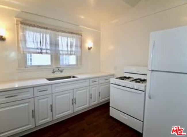 Building Photo - 1034 N Kenmore Ave