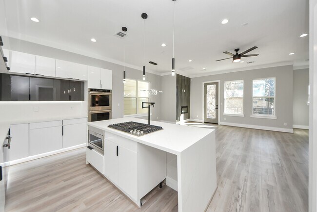 Building Photo - 602 W 28th St