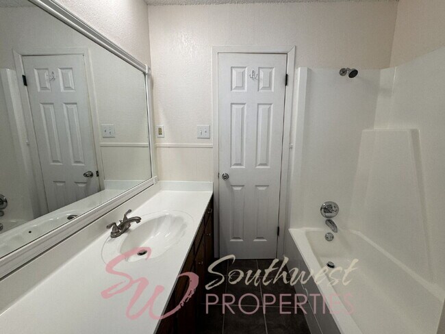Building Photo - Lovely 3 bedroom 2 bath in desirable neighborhood