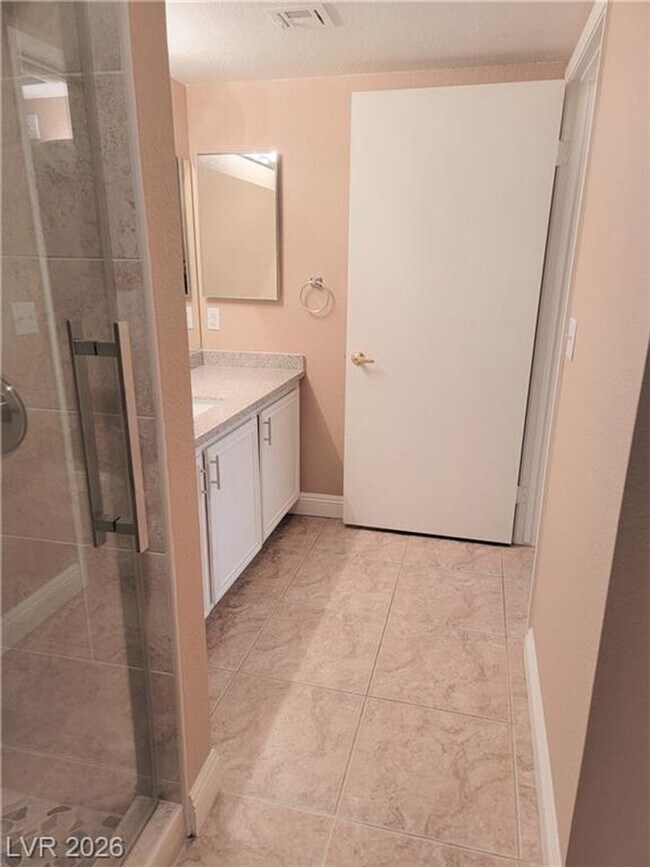 Building Photo - Beautiful Condo in a sought-after Gated Summerlin Community!