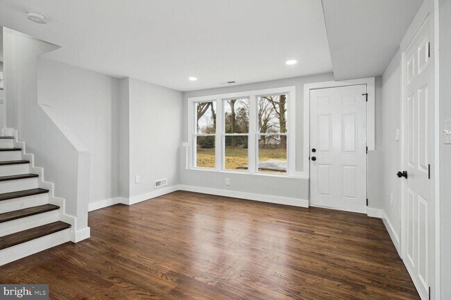 Building Photo - 10 Wendslow Rd