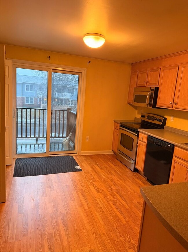 Building Photo - Downtown Kittery, walking distance to the Portsmouth Naval Shipyard!