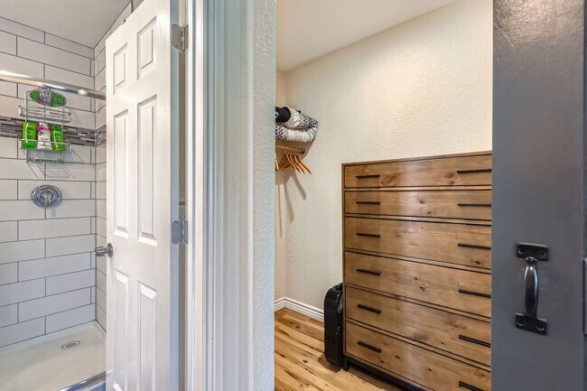 Building Photo - Highlands 2 BDR Turnkey Home