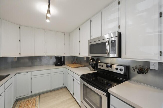 Building Photo - 702 Gray St S