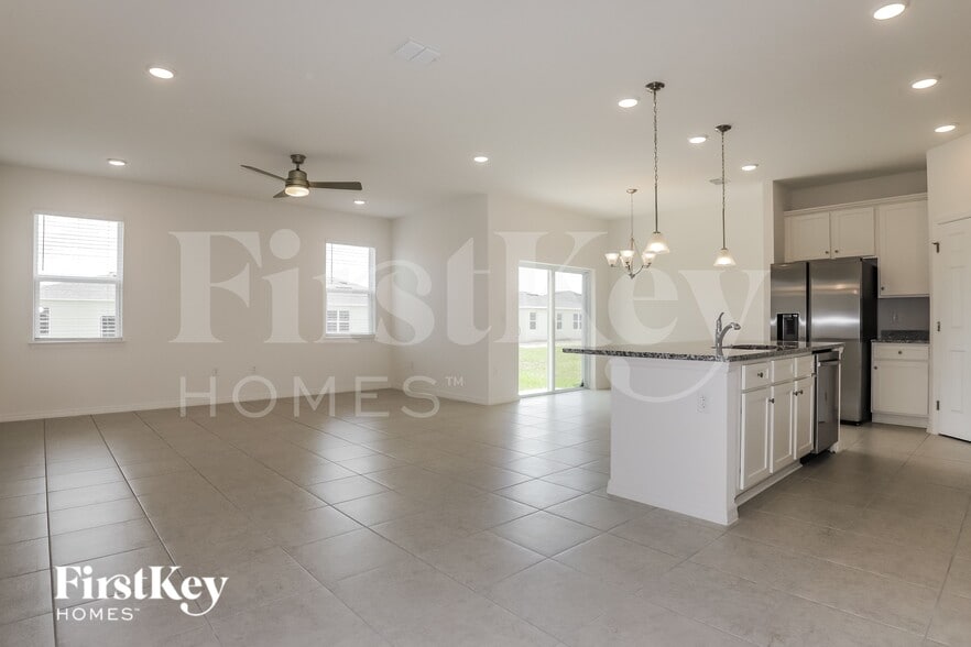 Building Photo - 523 Crown Rose Dr