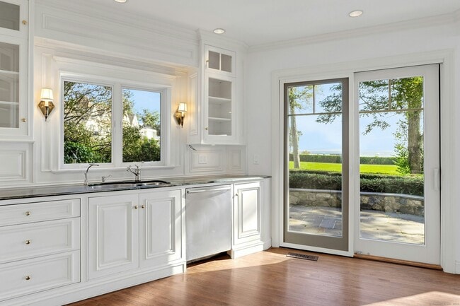 Building Photo - 155 Pear Tree Point Rd