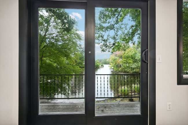 Building Photo - 10 Oakridge Ave