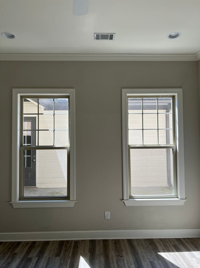 Building Photo - Luxury 3BR/3.5BA Townhome w/ 2-Car Garage in Gated Community