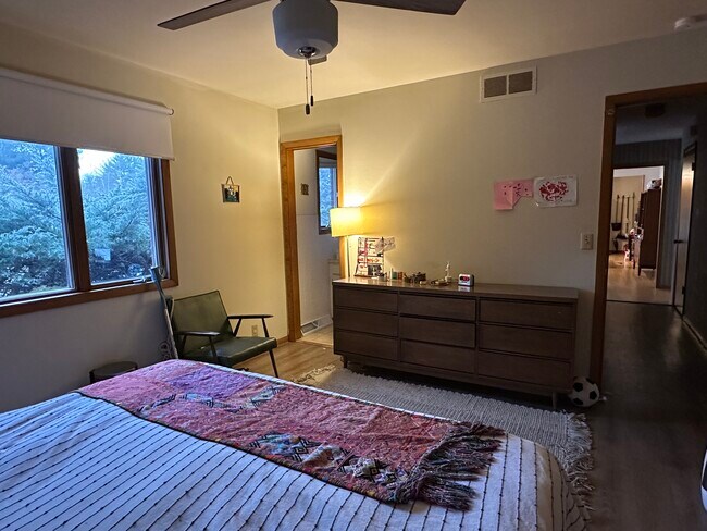 Building Photo - 1708 Pleasant St