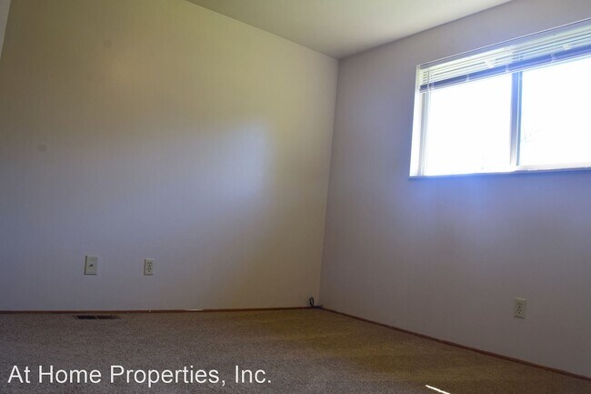 Building Photo - 925-931 NW Sequoia Ave