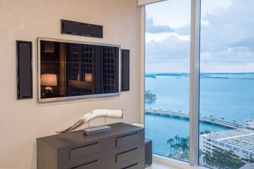Building Photo - 485 Brickell Ave