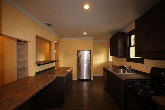 Building Photo - 3 Bedroom, 1.5 Bath Home in Central Tyler!