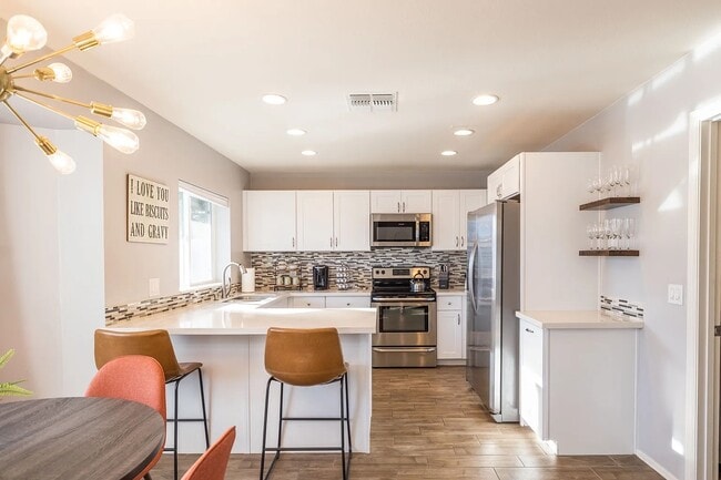 Building Photo - 709 W Vaughn St