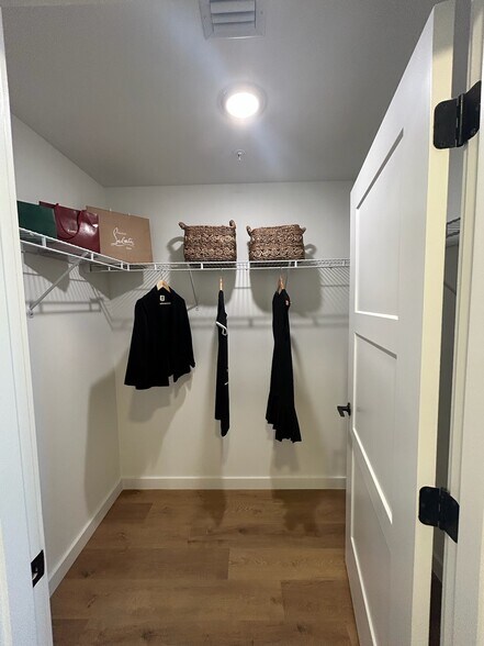 Building Photo - 1625 NE 124th St