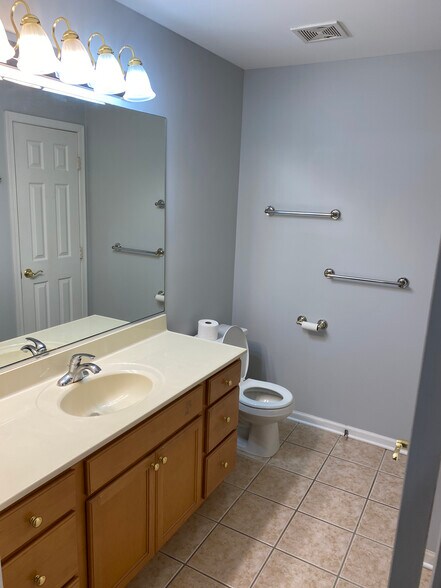 Building Photo - 9816 Wildwood Cir