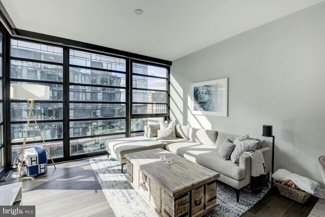 Building Photo - River-View 2BD Luxury Condo with Balcony and Parking!