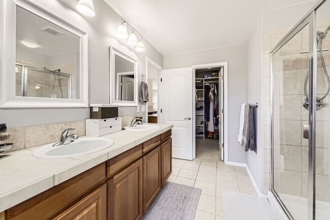 Building Photo - Walkability, Space, and Sunshine: 4Bd Home...