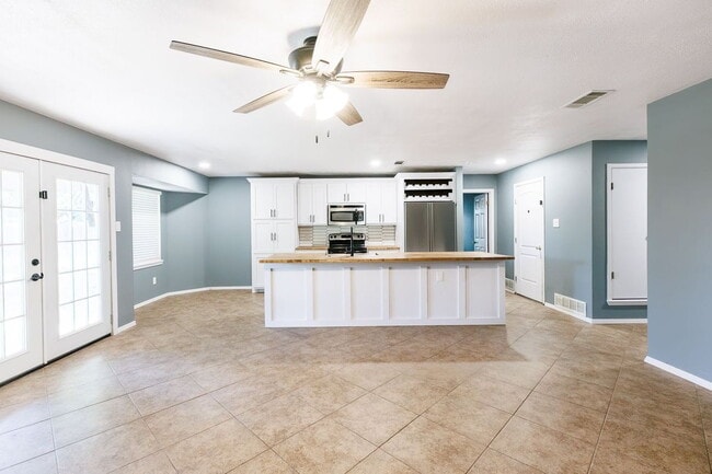 Building Photo - "Spacious 4-Bedroom Haven with 2 Full Baths in Lubbock – Your Perfect Home Awaits!"