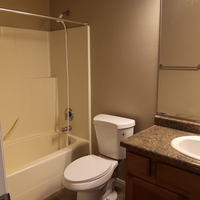 Building Photo - Well-maintained 3 bed/2 bath condo near Sk...