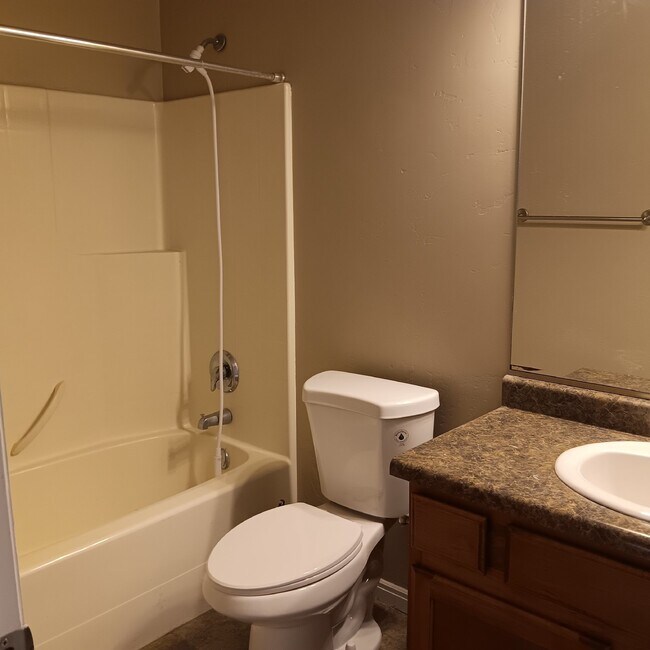 Building Photo - Well-maintained 3 bed/2 bath condo near Sky Mountain golf course.