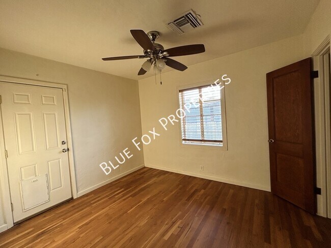 Building Photo - 3021 E Linden St