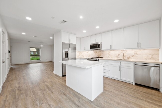 Building Photo - 10240 Longmont Dr