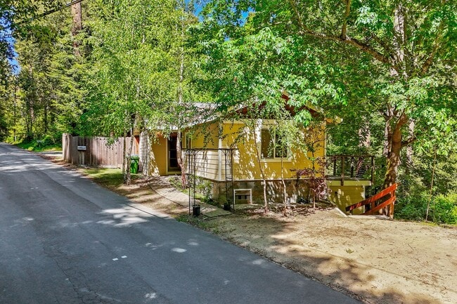 Building Photo - Stunning Fully Renovated 2 Bedroom, 1 Bath...