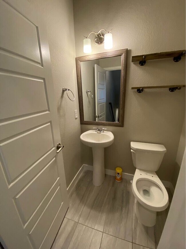 Building Photo - 612 E Hinsdale Ave