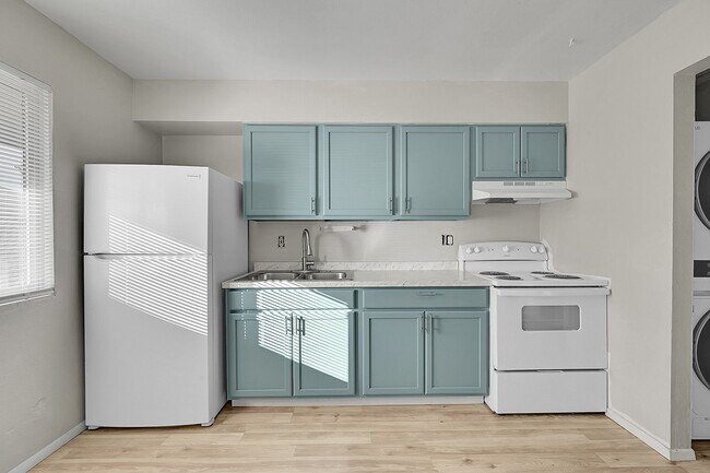 Building Photo - UPDATED 2bed 1bath duplex with fenced yard, WASHER + DRYER