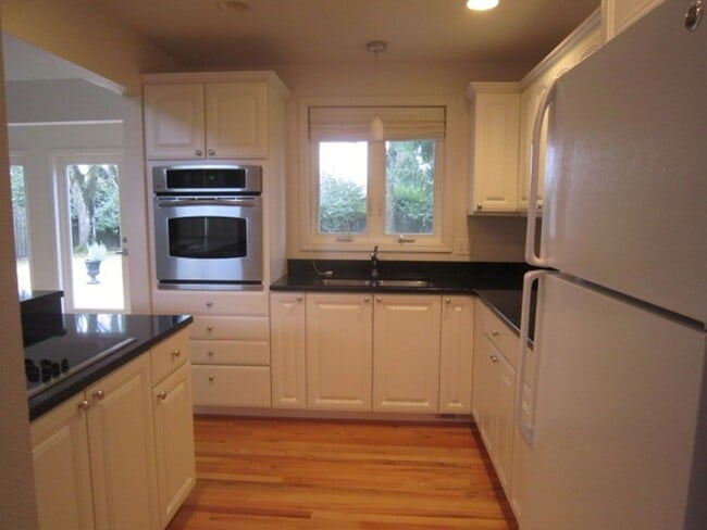 Building Photo - 2 Bed 1 Bath Home in Cedar Hills Neighborh...