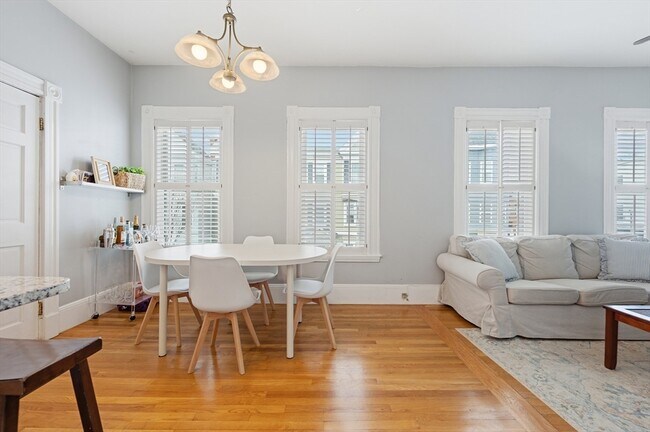 Building Photo - 627 E 6th St