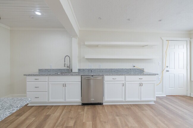 Building Photo - Beautiful Tech Terrace Home! Full of Chara...