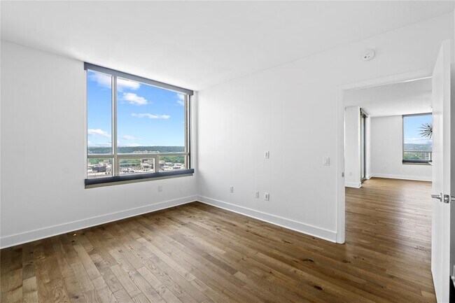Building Photo - 300 Bowie St