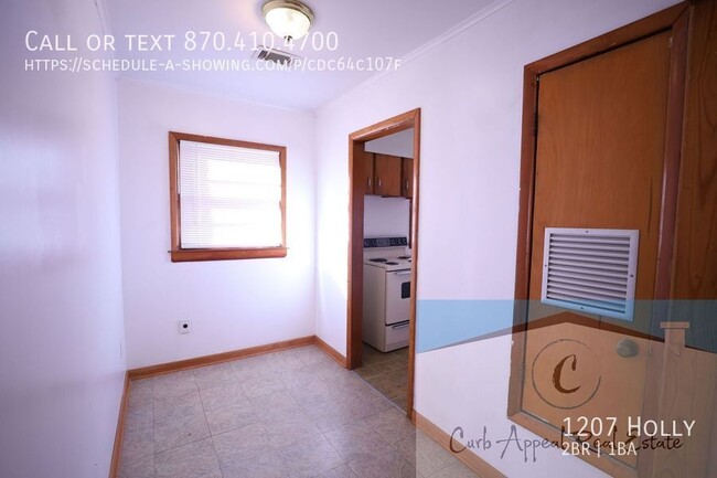 Building Photo - 1207 Holly-