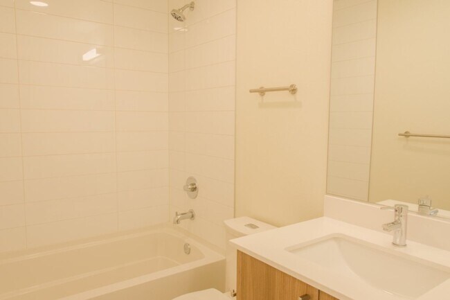 Building Photo - 2Bd/2Ba Seattle Townhouse