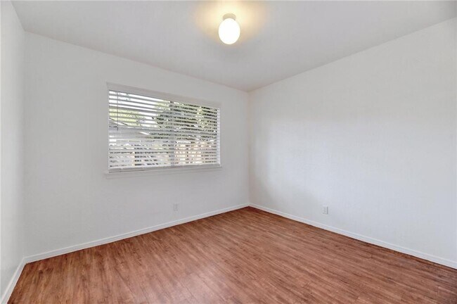 Building Photo - 11904 Broad Oaks Dr
