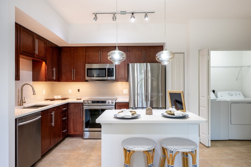 Building Photo - Del Ola