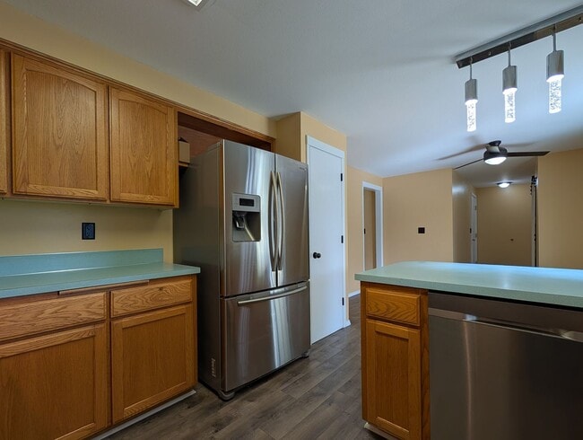 Building Photo - Great 4bed/1.5 bath home with bonus space and additonal storage