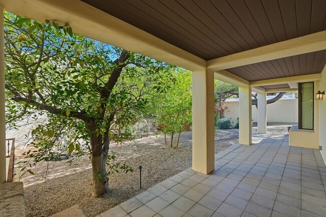Building Photo - Elegant 3-Bedroom Home in Historic Tucson