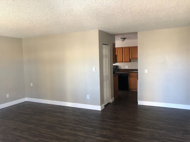 Building Photo - Top Unit Available! 2 Bed 1 Bath Condo