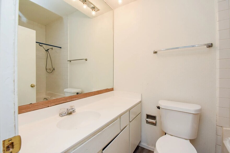 Building Photo - 2211 S Braeswood Blvd