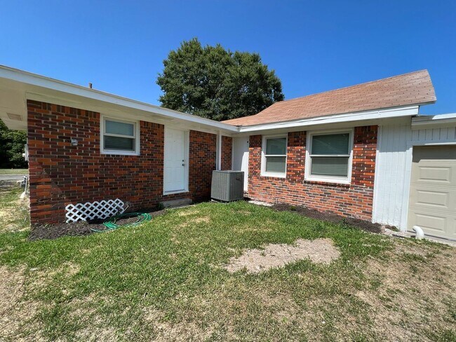 Building Photo - Newly Renovate 4 bedroom 2 bath Home in Li...